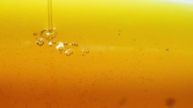 Zeytinyağı dökülüyor. Yüksek hızlı kamera, hayalet esnek 4K Yavaş Hareket.