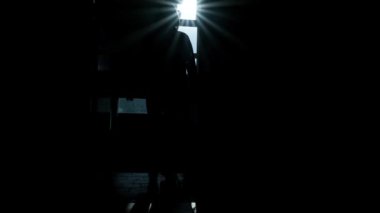 Terk edilmiş bina, karanlık koridor, karanlık siluet, kapı aralığı aydınlık, harabeler, kırık pencereler, pas, bitmemiş bir adam.