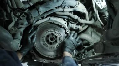 Değişim ve onarım debriyaj, sürücü aks. kaldırdı arabanın altındaki çalışma