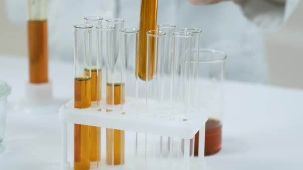 Scena Laboratorio Chimico Attraente Giovane Scienziato Dottorando Osservando Olio Motore — Video Stock