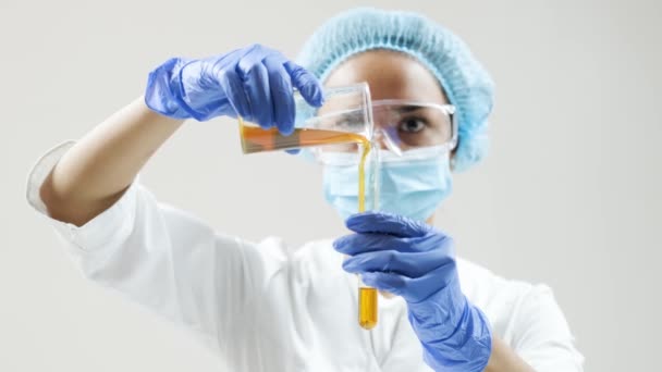 Cena Laboratório Químico Jovem Atraente Cientista Estudante Doutorado Observando Óleo — Vídeo de Stock