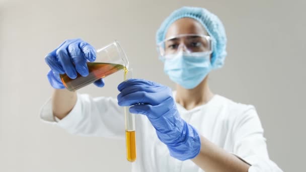 化学实验室现场 年轻迷人的博士生科学家观察玻璃管中的发动机油或蜂蜜 — 图库视频影像