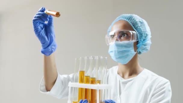 Cena Laboratório Químico Jovem Atraente Cientista Estudante Doutorado Observando Óleo — Vídeo de Stock