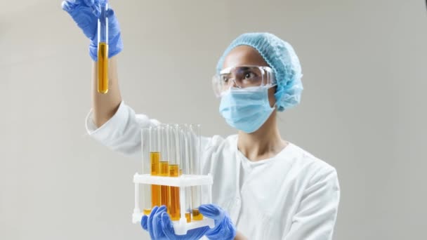 Chemische Laboratoriumscene Aantrekkelijke Jonge Promovendus Die Motorolie Honing Glazen Buis — Stockvideo