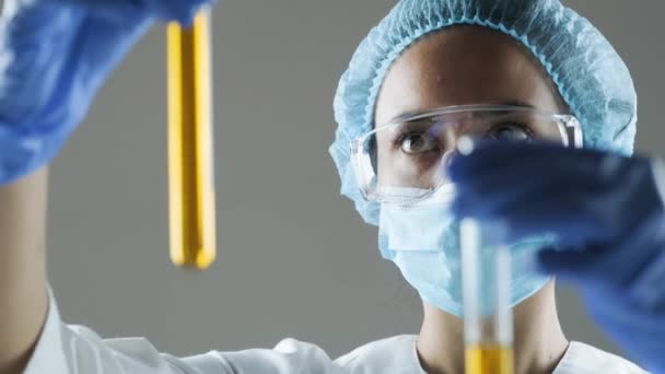 Cena Laboratório Químico Jovem Atraente Cientista Estudante Doutorado Observando Óleo — Vídeo de Stock