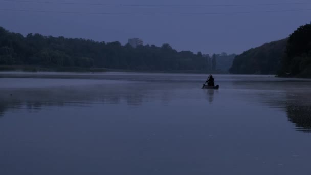 夕暮れ時に川の舟の中に男が浮かんでいる ホラー — ストック動画