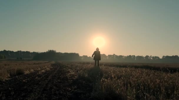 Homem Caminha Por Campo Queimado Nascer Pôr Sol Silhueta — Vídeo de Stock