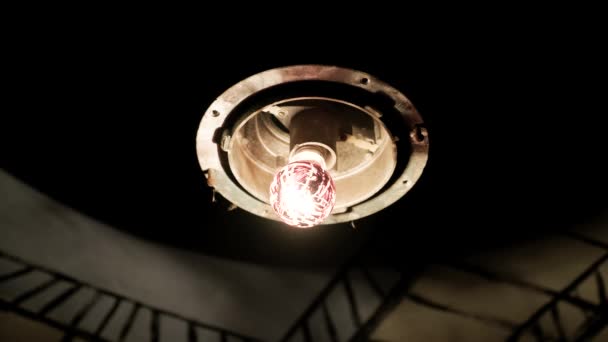 Абстрактне Світло Вмикається Старій Лампочці Покинутій Кімнаті Темряви — стокове відео