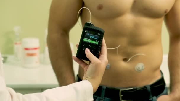 Médecin Avec Une Pompe Insuline Connectée Dans Abdomen Patient Tenant — Video