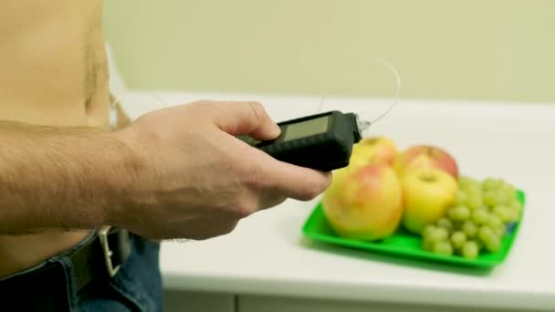 Uomo Diabetico Con Una Pompa Insulina Collegata Nel Suo Addome — Video Stock