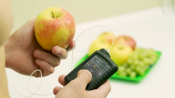 Uomo Diabetico Con Una Pompa Insulina Collegata Nel Suo Addome — Video Stock