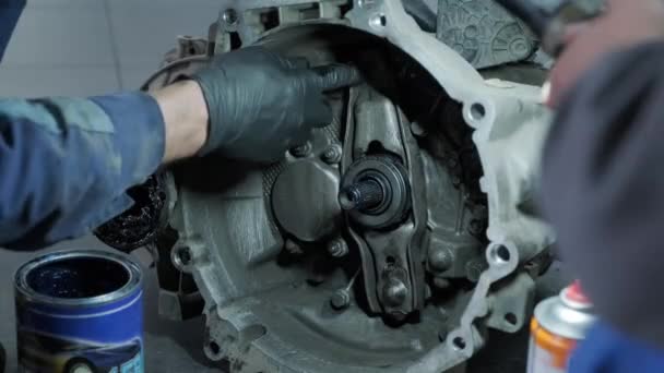 Cambio Reparación Embrague Eje Motriz Trabajando Debajo Coche Levantado — Vídeo de stock