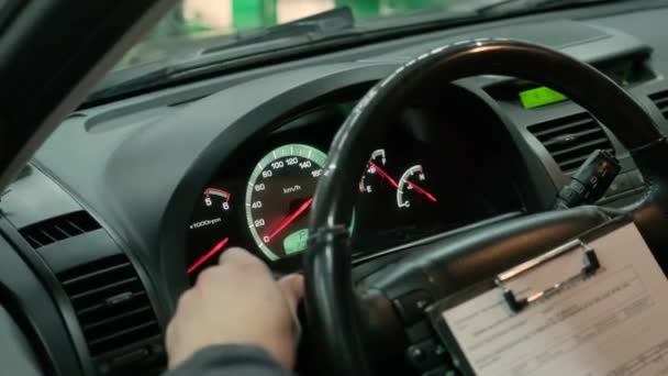 Mano Mecánico Tomando Notas Coche Comprueba Las Luces — Vídeo de stock