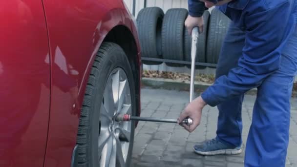 Mechanik Samochodowy Wkręcanie Lub Odkręcanie Koła Samochodu Podnoszonego Samochodu Stacji — Wideo stockowe