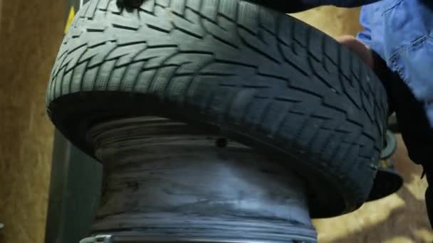 Cambiar Neumático Mecánico Coches Está Cambiando Neumático Garaje — Vídeos de Stock