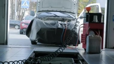 Service of cars. Pouring antifreeze into the engine. Special automatic equipment