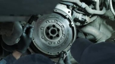 Değişim ve onarım debriyaj, sürücü aks. kaldırdı arabanın altındaki çalışma