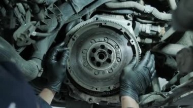 Değişim ve onarım debriyaj, sürücü aks. kaldırdı arabanın altındaki çalışma