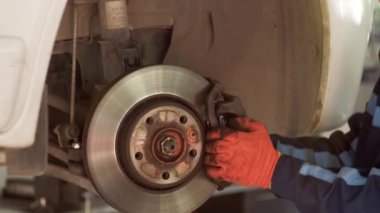 Eski sürücüyü garajdaki yepyeni fren diskine çevir. Otomatik tamirci onarımı .