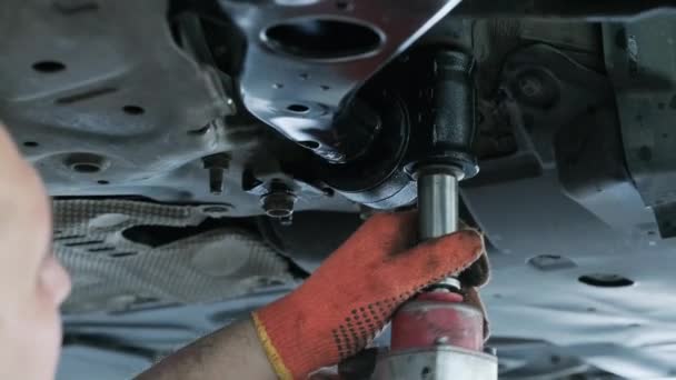 Mecánico Automático Que Trabaja Debajo Máquina Elevadora Coches Garaje Reparación — Vídeos de Stock