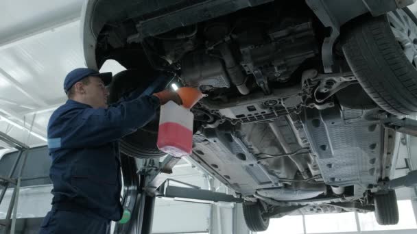 Mécanicien Automobile Travaillant Sous Machine Levage Voiture Garage Atelier Réparation — Video
