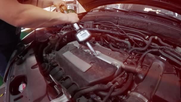 Auto Mechanic Replacing Engine Oil Hood Auto Repair — Wideo stockowe