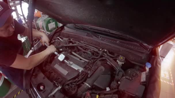 Mecánico Automático Que Reemplaza Aceite Del Motor Debajo Del Capó — Vídeo de stock