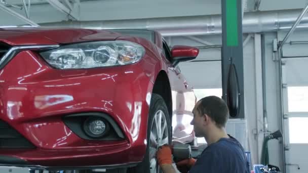 Auto Monteur Schroeven Losschroeven Auto Wiel Van Opgeheven Auto Reparatie — Stockvideo