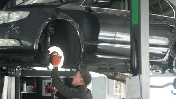 Automechaniker Ersetzt Bremsbacken Von Angehobenem Auto Reparaturwerkstätte — Stockvideo