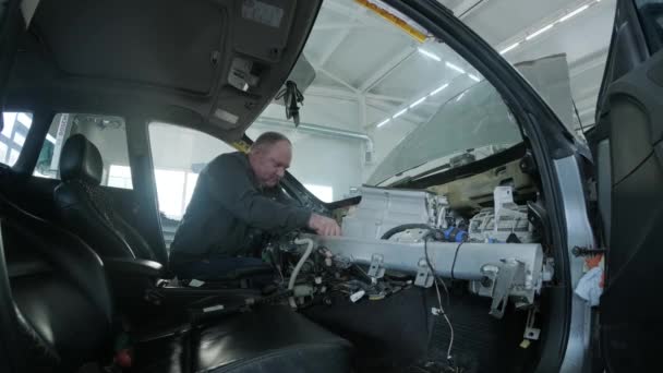 Auto Engenheiro Reparação Interiores Carro Painel — Vídeo de Stock