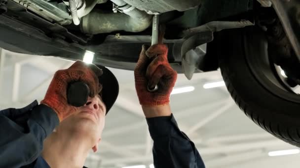 Servicio Automóviles Reparación Mantenimiento Concepto Personas Mecánico Automóviles Con Lámpara — Vídeos de Stock