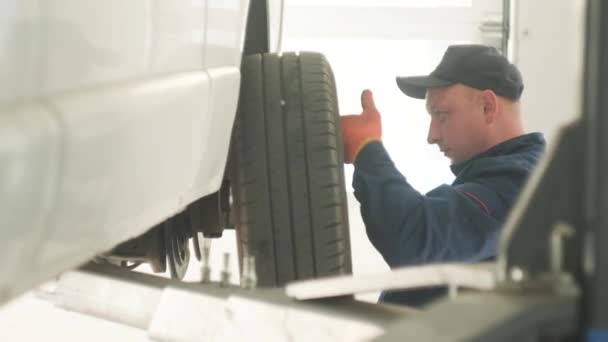 Experto Técnico Especialista Cambia Neumáticos Neumáticos Coche Levantado Taller Automóviles — Vídeos de Stock