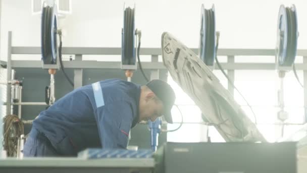 Mecánico Trabajando Motor Coche — Vídeos de Stock