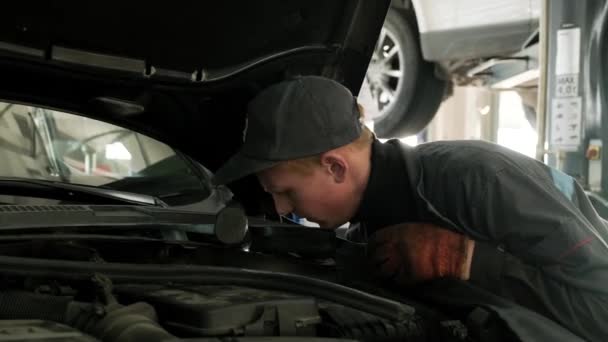 Mecánico Trabajando Motor Coche — Vídeos de Stock