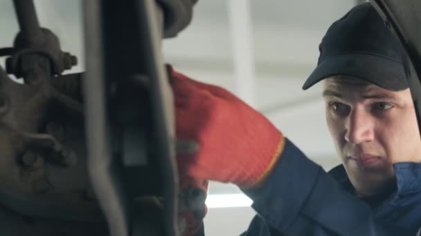 Mechanic Shining Torch Car Repair Garage Portrait — Stock videók