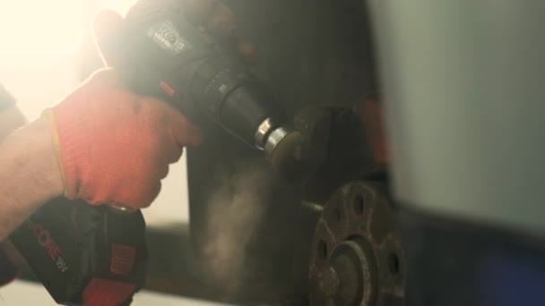 机械师正在用刷子清洁滚筒制动器上的灰尘 有选择的重点 — 图库视频影像