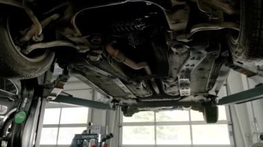 Arabanın altından vurulmuş.