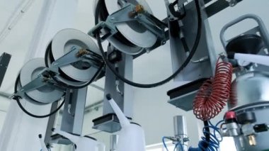 Fıçılarda motor yağı var ve içeride fotokopi alanı var. Kayganlaştırıcı deposu. Şişelemek için bir ürün. Bakım. Depo içeride. Otomotiv dükkanının arka planı. Otomobil servisi. Yağ değişimi.