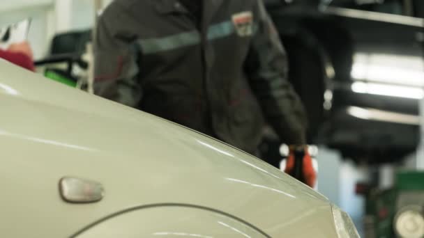 Специалист Автомеханик Автосервисе Проверяет Автомобиль Двигатель Двигатель Карбюратор Концепция Ремонт — стоковое видео