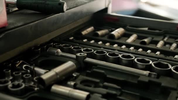 Werkzeuge Für Die Reparatur Autoservice Die Hände Des Mechanikers Aus — Stockvideo
