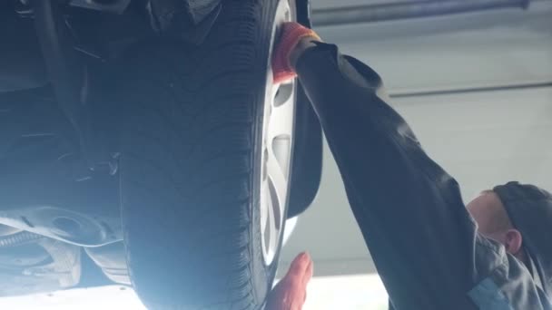 Автомеханик Заменяющий Автомобильные Колеса Тормозной Обуви Поднятого Автомобиля Ремонтной Станции — стоковое видео
