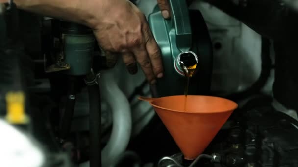 Motor Otomobiline Yakıt Ikmali Yağ Kalitesi Aktarım Onarım Ekipmanları — Stok video