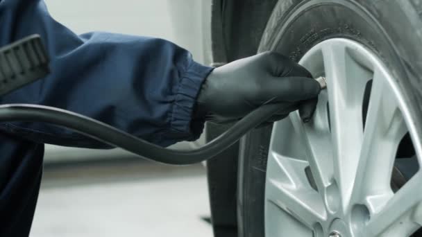 Sprawdzanie Ciśnienia Powietrza Kole Samochodu Zamontowaniu Opony Lub Wymianie Opony — Wideo stockowe