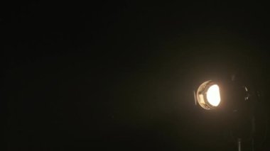 Siyah arka planda dumanlı klasik tiyatro ışıkları. Arkaplan