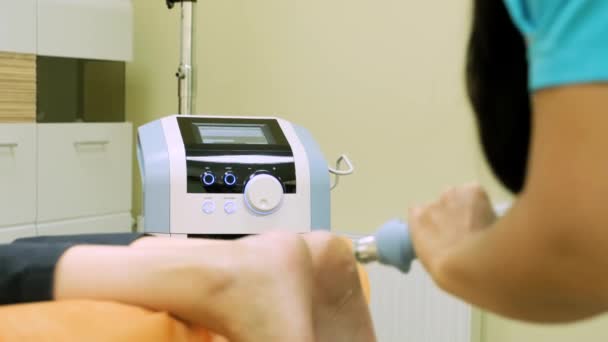 Médico Ortopedista Fazendo Terapia Ondas Choque — Vídeo de Stock