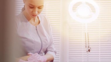 Ballı ya da şekerli makarnadan kadın bacakları tüy döküyor. Şekerleme ve saç kesimi. Güzellik konsepti. Şekerleme. Epilasyon süreci. Bacaklar.