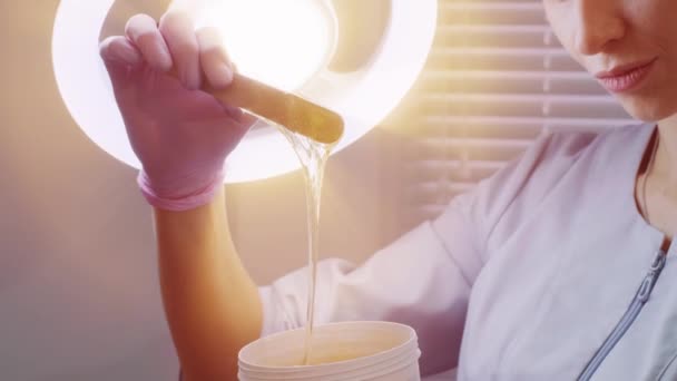 Kobieta Trzymająca Cukrowe Włosy Usuwająca Pastę Koncepcja Piękna Cukier Proces — Wideo stockowe