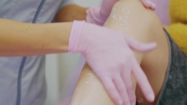 Depilação Pernas Femininas Por Mel Massa Açúcar Sugaring Depilação Conceito — Vídeo de Stock