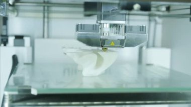 Modern 3D yazıcı figürü makro-yakın yazıcı. Üç boyutlu 3D yazıcı, laboratuarda plastik beyaz renk modellemesi yapıyor. Beyaz arkaplan ile 3d yazdırma işlemi