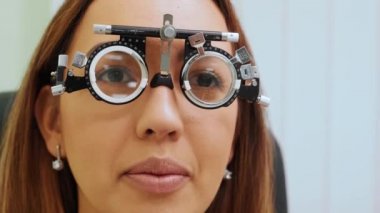 Görme kontrolü. Göz kontrol ekipmanları. Gözlerim iyi görmüyor. Optalmoloji için tıbbi ekipman. Oftalmoloji